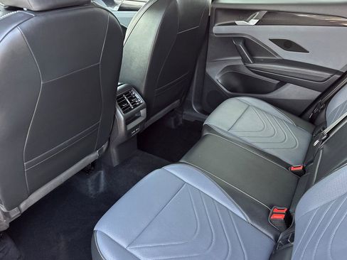 Used 2025 Volkswagen Tiguan SE FWD image 14