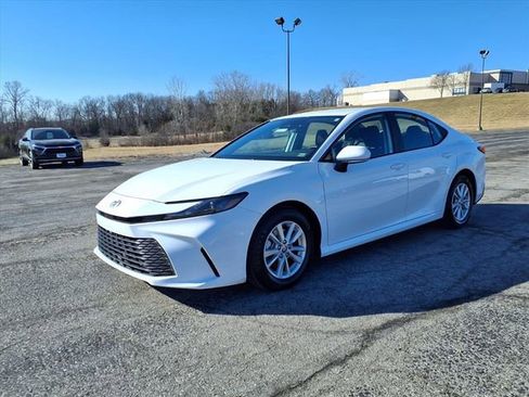 Used 2025 Toyota Camry LE image 32