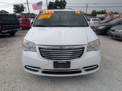 Used 2016 Chrysler Town & Country Touring FWD image 2