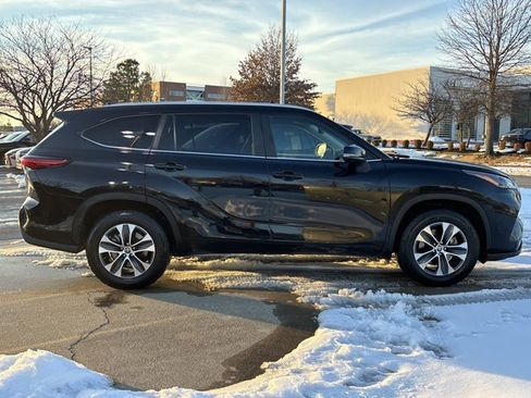 Used 2023 Toyota Highlander XLE image 2