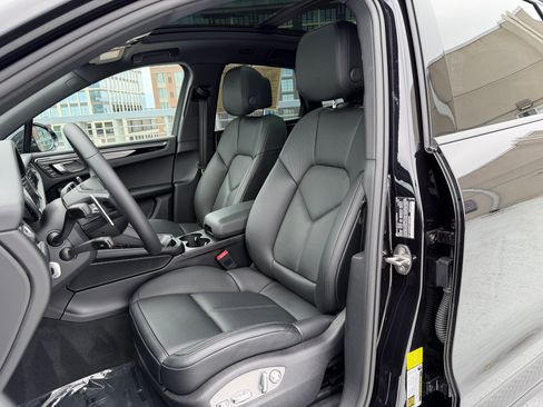 Certified 2026 Porsche Macan AWD/4WD image 5