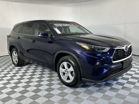 Used 2025 Toyota Highlander LE FWD image 2