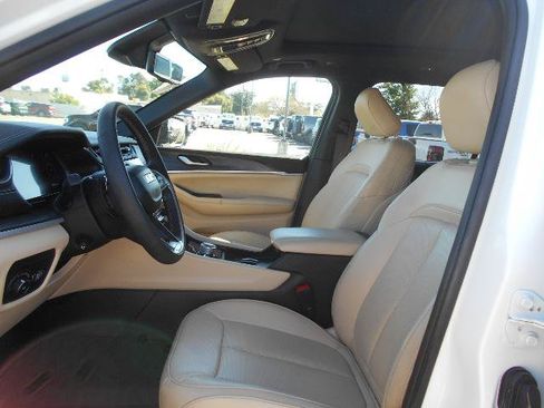 Used 2024 Jeep Grand Cherokee L Limited w/ Luxury Tech Group II AWD/4WD image 3