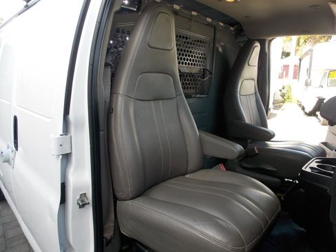 Used 2019 Chevrolet Express 2500 Extended RWD image 4