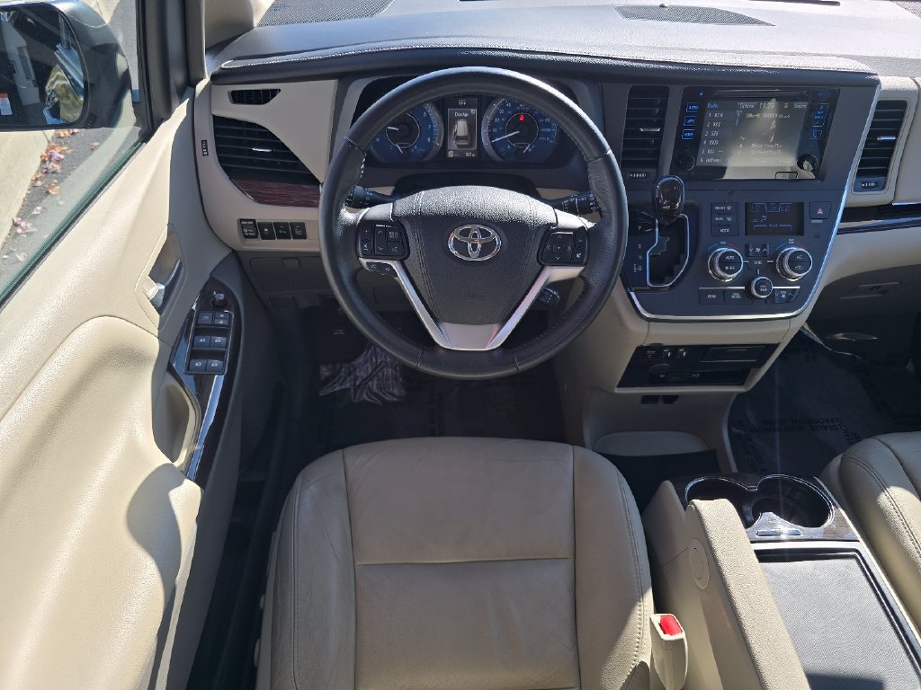Used 2017 Toyota Sienna XLE Premium AWD/4WD image 32