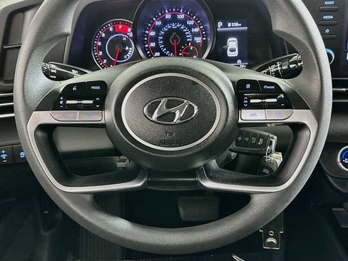 Used 2022 Hyundai Elantra SE FWD image 13