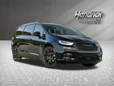 New 2026 Chrysler Pacifica Select w/ S Appearance Package image 2