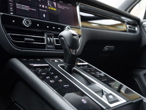 Certified 2026 Porsche Macan AWD/4WD image 26