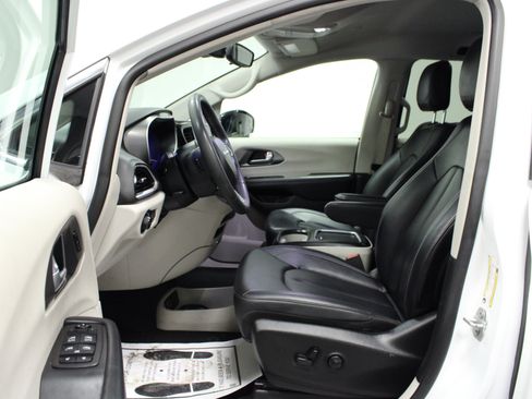 Used 2024 Chrysler Pacifica Touring-L FWD image 12