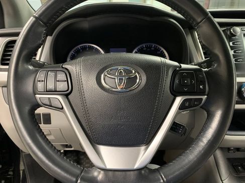 Used 2017 Toyota Highlander XLE AWD/4WD image 19