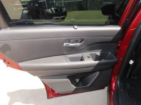 Used 2024 Nissan Pathfinder SL w/ Black Appearance Package FWD image 16