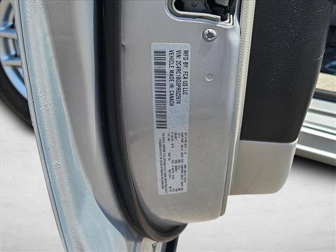 Used 2023 Chrysler Pacifica Touring-L FWD image 25