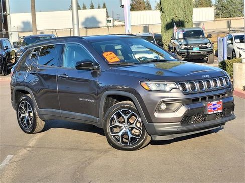 Used 2024 Jeep Compass Latitude image 2
