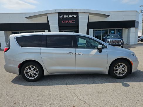 Used 2023 Chrysler Pacifica Touring-L FWD image 1