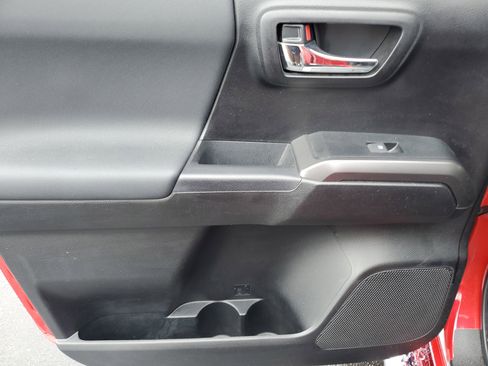 Used 2022 Toyota Tacoma TRD Sport image 12