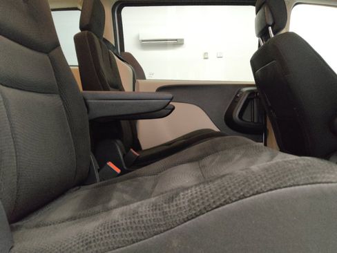 Used 2019 Dodge Grand Caravan SE w/ UConnect Hands-Free Group FWD image 19