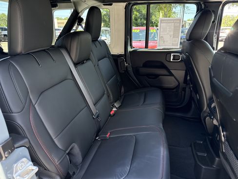 Used 2025 Jeep Wrangler Unlimited Rubicon AWD/4WD image 14
