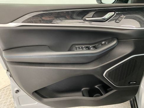 Used 2022 Jeep Grand Cherokee Trailhawk w/ Luxury Tech Group III image 12