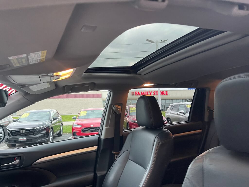 Used 2019 Toyota Highlander XLE AWD/4WD image 9