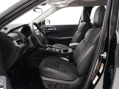 Used 2024 Mitsubishi Outlander SE image 14