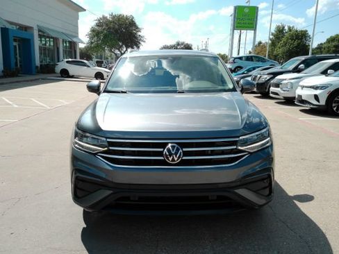 Used 2022 Volkswagen Tiguan SE w/ Panoramic Sunroof Package FWD image 3