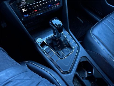 Used 2022 Volkswagen Tiguan SE w/ Panoramic Sunroof Package image 19