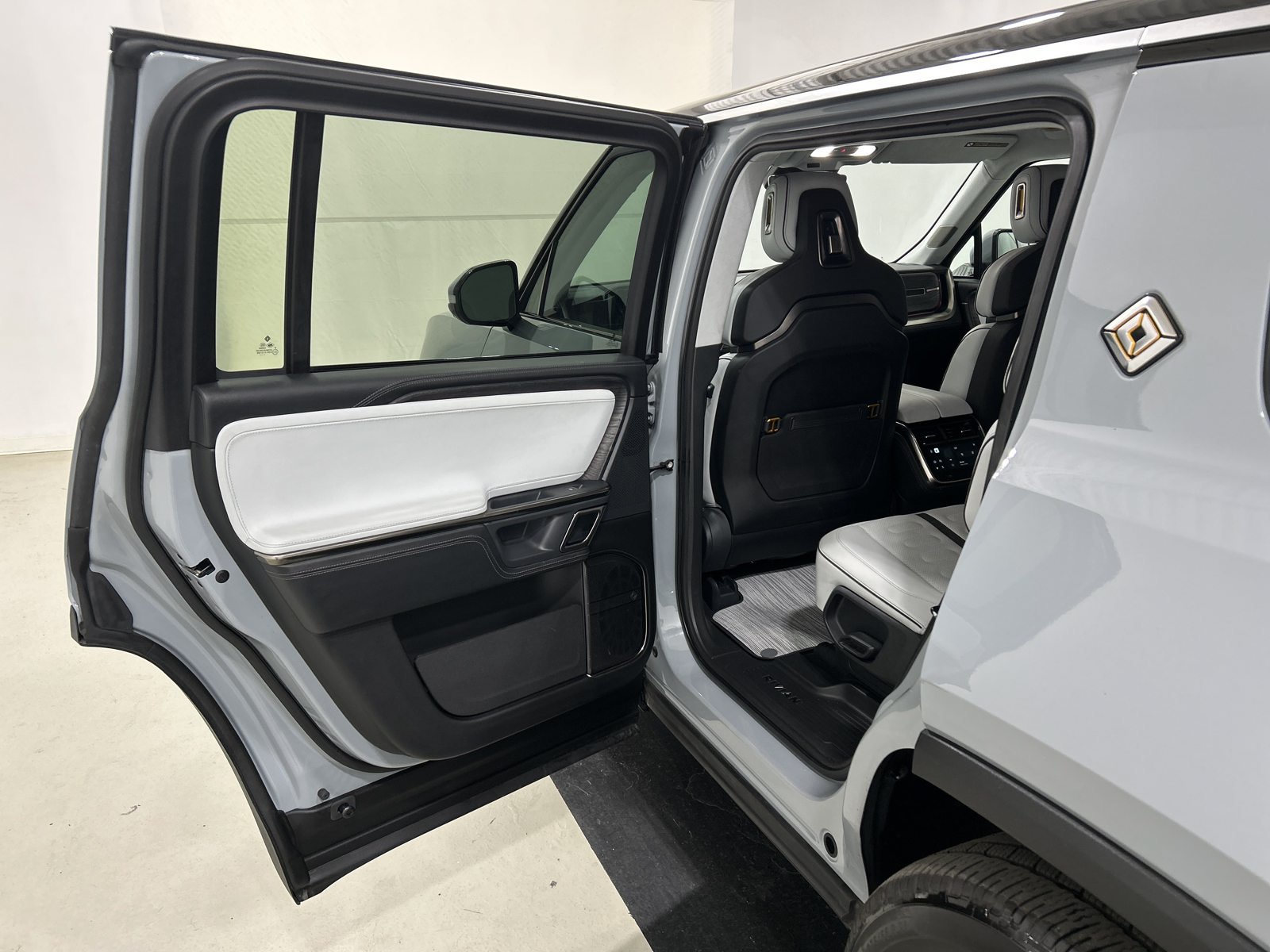 Used 2023 Rivian R1S Launch Edition Quad AWD/4WD image 17