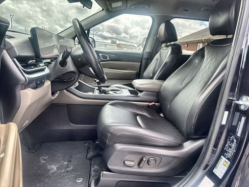 Used 2025 Kia Carnival FWD image 11