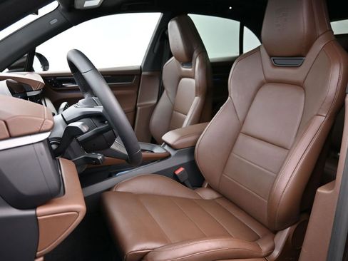 Used 2025 Porsche Macan 4 Electric image 7