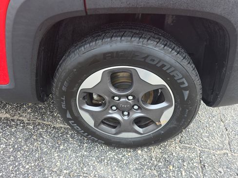 Used 2015 Jeep Renegade Latitude w/ Cold Weather Group II FWD image 35