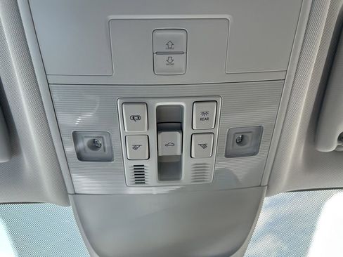 Used 2025 Volkswagen Taos SE image 35