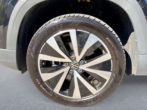 Used 2023 Volkswagen Taos SE w/ Panoramic Sunroof Package FWD image 19