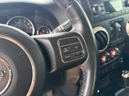Used 2018 Jeep Wrangler Unlimited Sahara w/ Connectivity Group AWD/4WD image 33