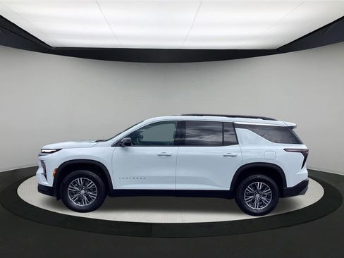 Used 2025 Chevrolet Traverse LT image 5