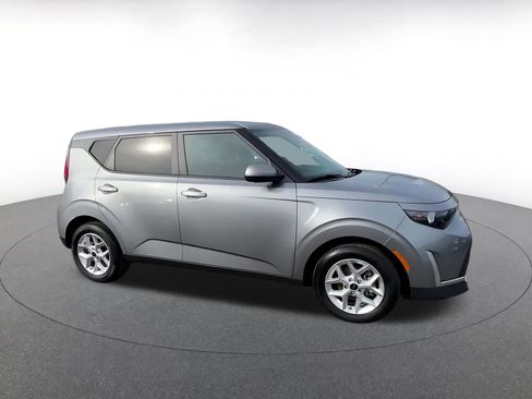 Used 2025 Kia Soul LX w/ LX Technology Package image 2
