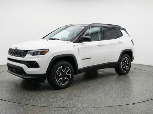 Used 2025 Jeep Compass Trailhawk AWD/4WD image 3
