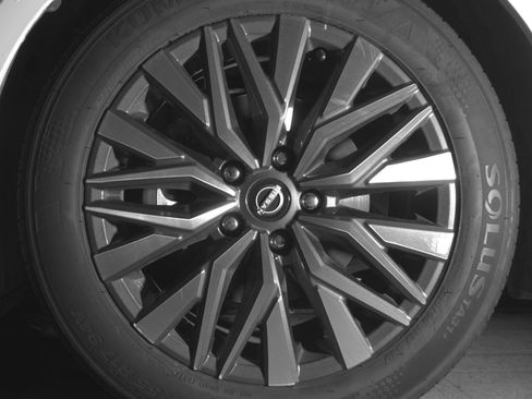 Used 2025 Nissan Altima 2.5 SV FWD image 12