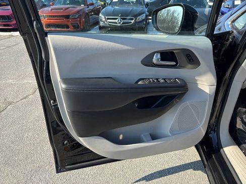 Used 2024 Chrysler Pacifica Select image 27
