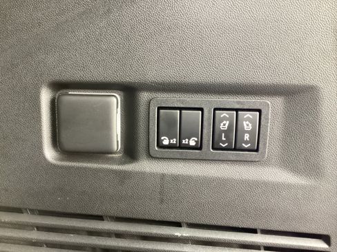 Used 2022 Chevrolet Tahoe RST w/ Sport Performance Package image 17