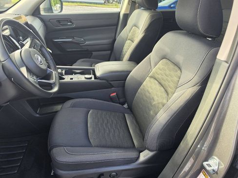 Used 2025 Nissan Pathfinder SV AWD/4WD image 9