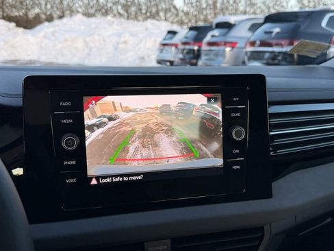 Certified 2025 Volkswagen Jetta SE w/ Sunroof Package image 28