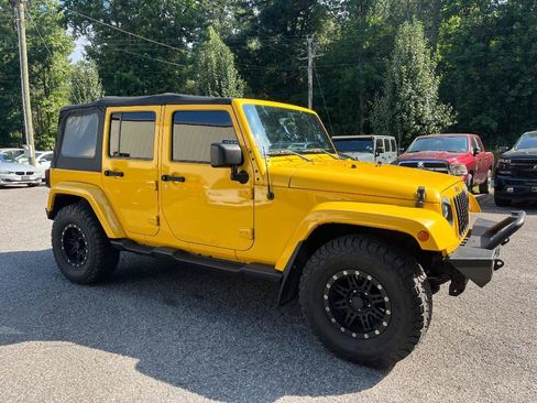 Used 2015 Jeep Wrangler Unlimited Sahara w/ Connectivity Group AWD/4WD image 6