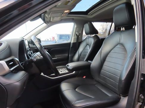 Used 2020 Toyota Highlander XLE image 19