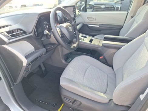 Used 2024 Toyota Sienna LE FWD image 14