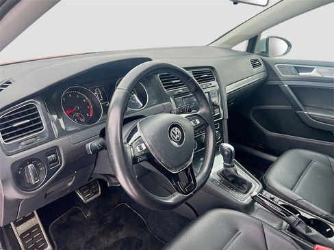 Used 2018 Volkswagen Golf Alltrack S image 9