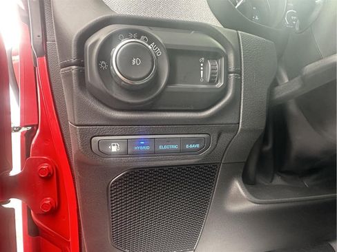 Used 2025 Jeep Wrangler Sahara image 35