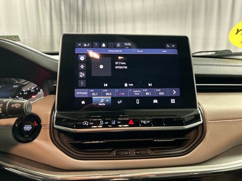 Used 2024 Jeep Compass Limited image 17