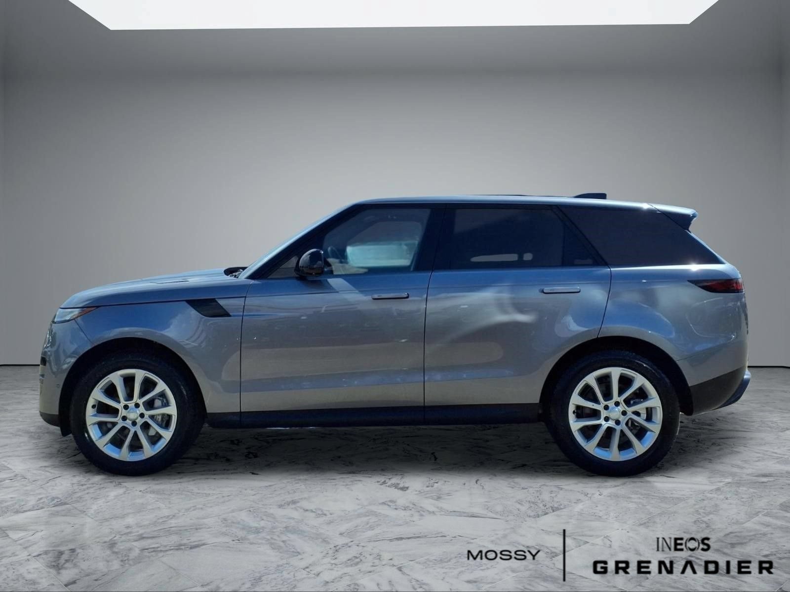 Used 2025 Land Rover Range Rover Sport SE AWD/4WD image 5