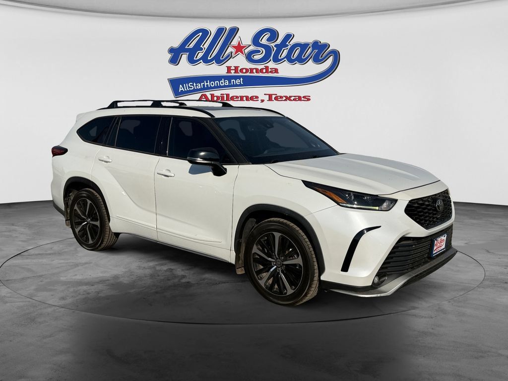Used 2022 Toyota Highlander XSE FWD image 3