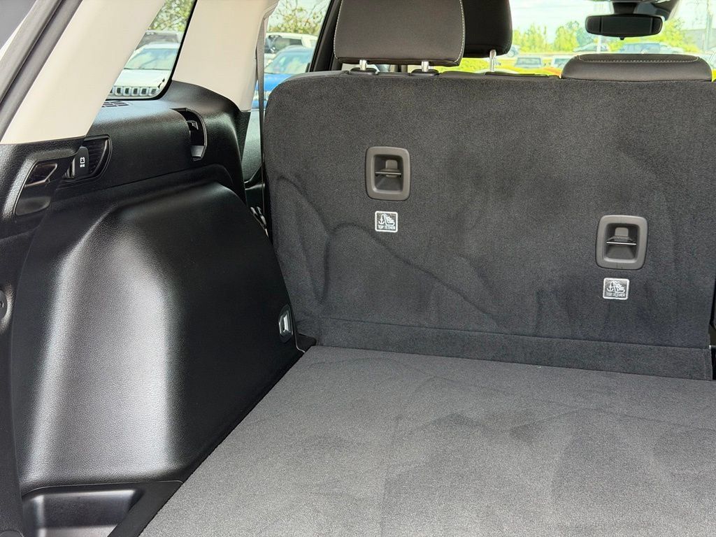 Used 2023 Jeep Grand Cherokee Laredo AWD/4WD image 29